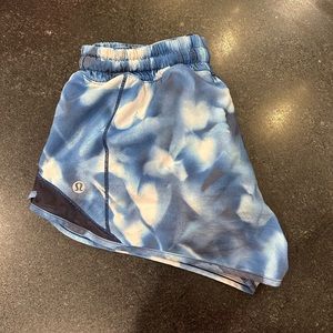 Lululemon Mid rise hotty hot shorts, 2.5 inch
